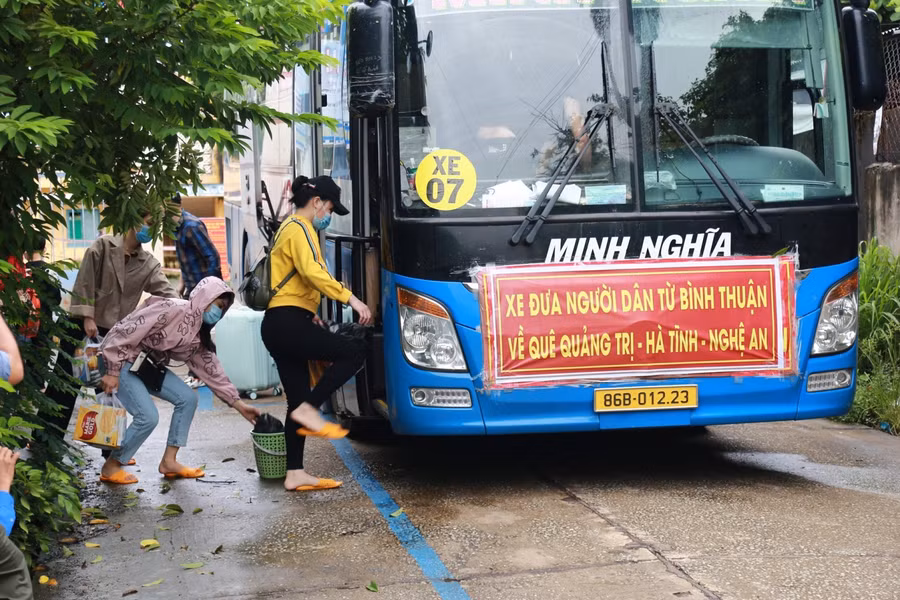 Chuyến xe đưa các công dân trở về quê hương. Ảnh: Hữu Tri.