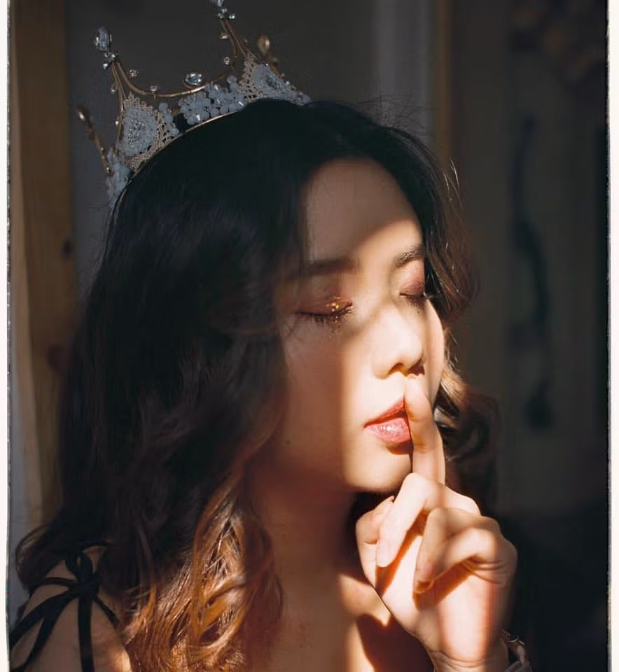 Nổi bật trên mạng xã hội với hàng ngàn lượt theo dõi, hot girl Quảng Ninh khiến không ít người ngưỡng mộ với thành tích học tập cực "khủng" như được vào đội tuyển học sinh giỏi Quốc gia, đạt giải Nhì môn Ngữ Văn năm 2018, ...