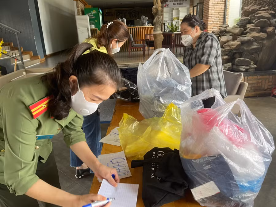 Các phụ huynh quyên góp sách, vở, áo quần ... mang đến trường đóng gói cẩn thận.
