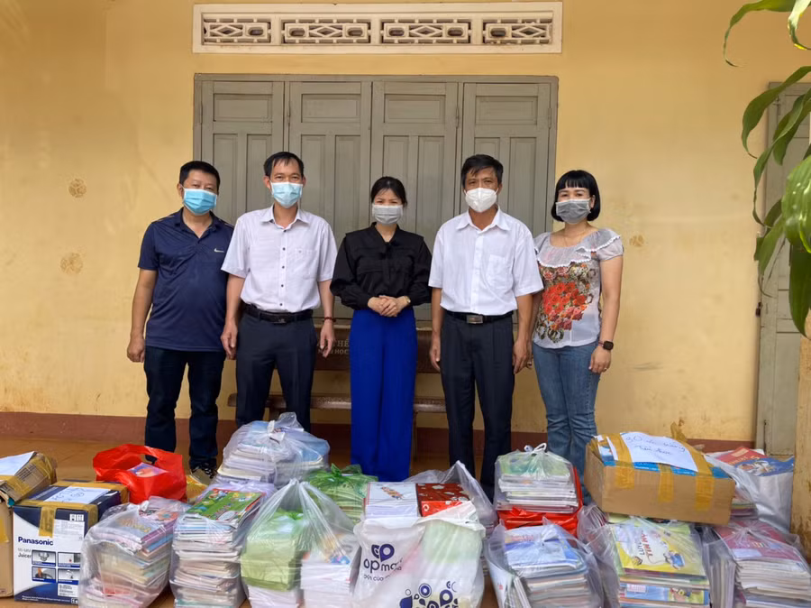Đại diện trường Tiểu học La Văn Cầu đón nhận những phần quà của thầy và trò trường THCS Phan Chu Trinh.