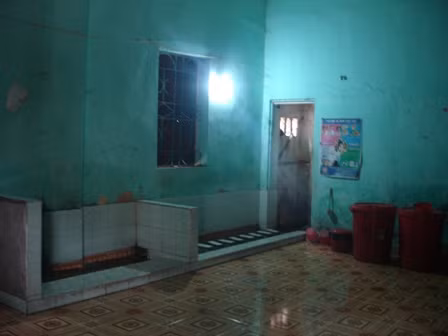 Nhà vệ sinh duy nhất cho gần 700 học sinh