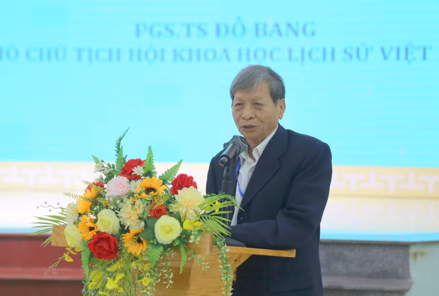 PGS.TS Đỗ Bang, Phó Chủ tịch Hội Khoa học Lịch sử Việt Nam trao đổi tại hội thảo.
