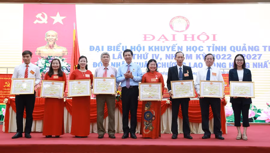 UBND tỉnh Quảng Trị tặng Bằng khen cho các tập thể, cá nhân có nhiều thành tích.