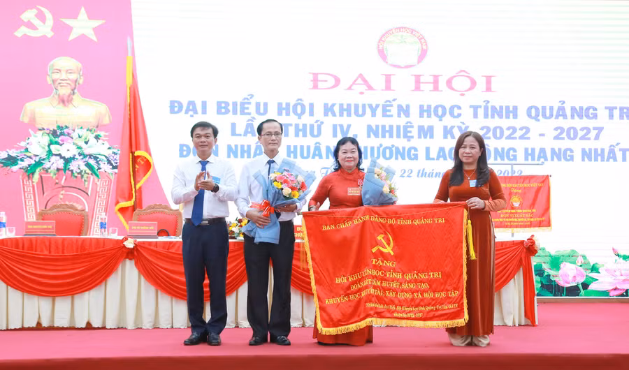 Tỉnh ủy Quảng Trị tặng bức trướng cho Hội Khuyến học tỉnh với khẩu hiệu: “Đoàn kết, tâm huyết, sáng tạo, khuyến học, khuyến tài, xây dựng xã hội học tập”.