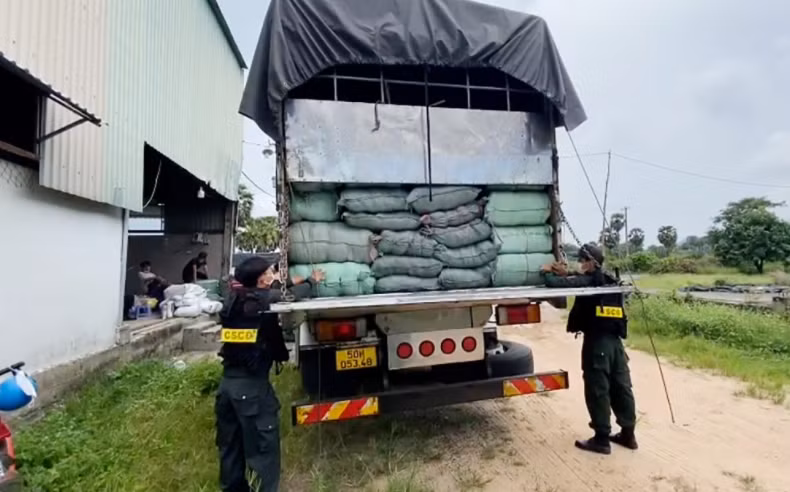 Xe tải chở hàng hóa không rõ nguồn gốc bị cơ quan công an phát hiện.
