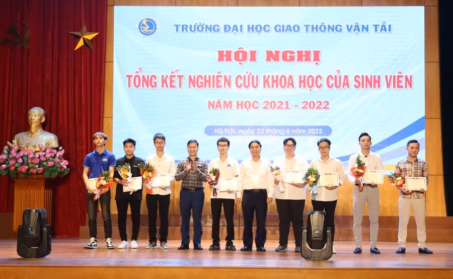 PGS.TS Nguyễn Ngọc Long trao thưởng cho các công trình nghiên cứu khoa học xuất sắc.