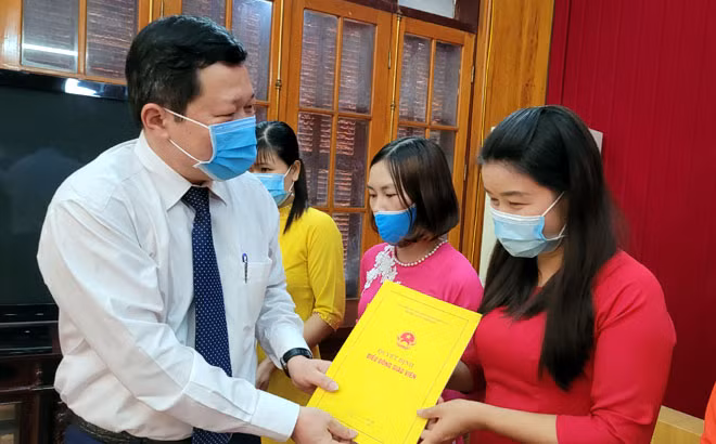 Đồng chí Vương Văn Bằng trao quyết định chuyển công tác về miền xuôi cho các giáo viên hoàn thành tốt nhiệm vụ ở miền núi