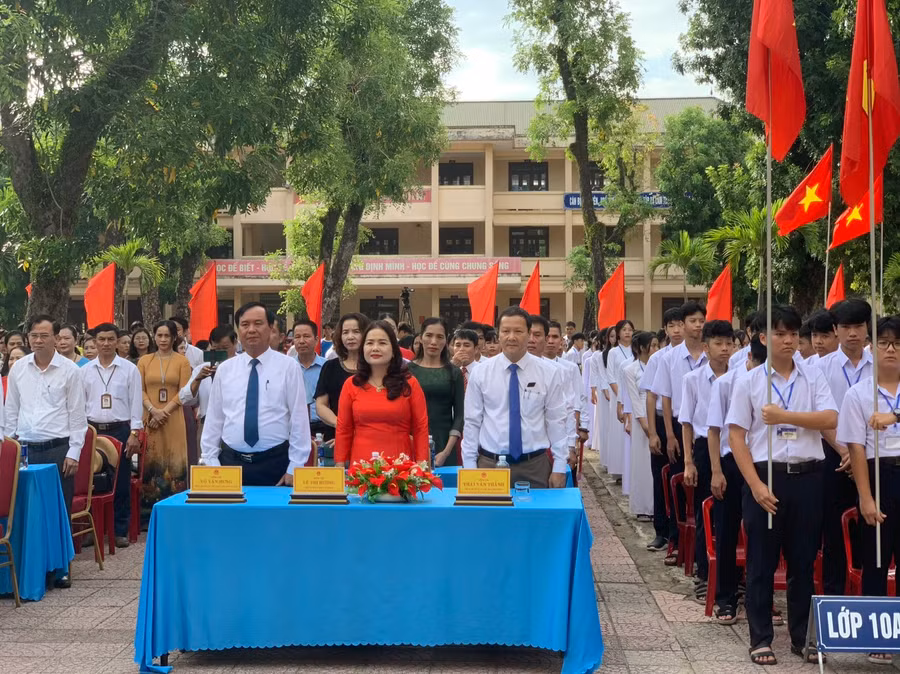 Lãnh đạo tỉnh và Sở GD&ĐT dự lễ khai giảng. Lãnh đạo tỉnh và Sở GD&ĐT dự lễ khai giảng.