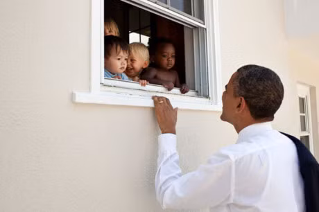 Khoanh khac dep nhat cua Obama suot 8 nam qua - Anh 7