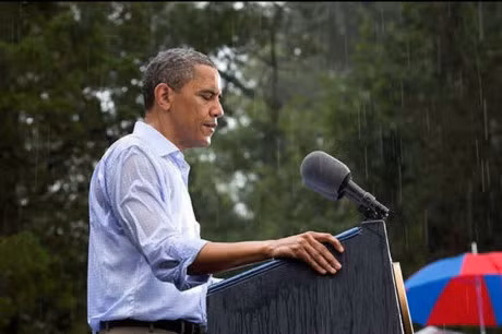 Khoanh khac dep nhat cua Obama suot 8 nam qua - Anh 6