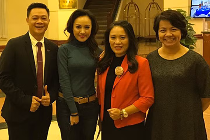 Lộ trang phục không bao giờ được lên sóng của MC Hoài Anh