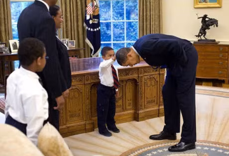 Khoanh khac dep nhat cua Obama suot 8 nam qua - Anh 2