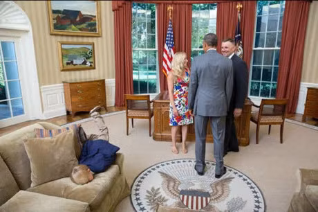 Khoanh khac dep nhat cua Obama suot 8 nam qua - Anh 30