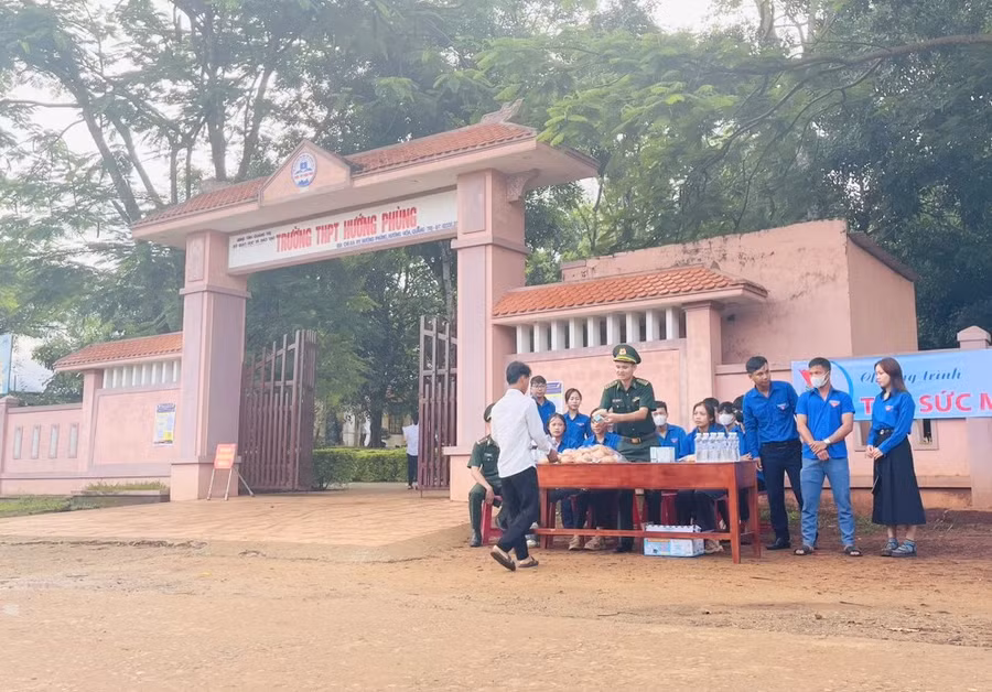 Ngoài ra, lực lượng Biên phòng cơ động giúp đỡ các em học sinh kịp tới trường khi có tình huống phát sinh, nhắc nhở cho các em học sinh về lịch thi, môn thi. Ngoài ra, lực lượng Biên phòng cơ động giúp đỡ các em học sinh kịp tới trường khi có tình huống phát sinh, nhắc nhở cho các em học sinh về lịch thi, môn thi.