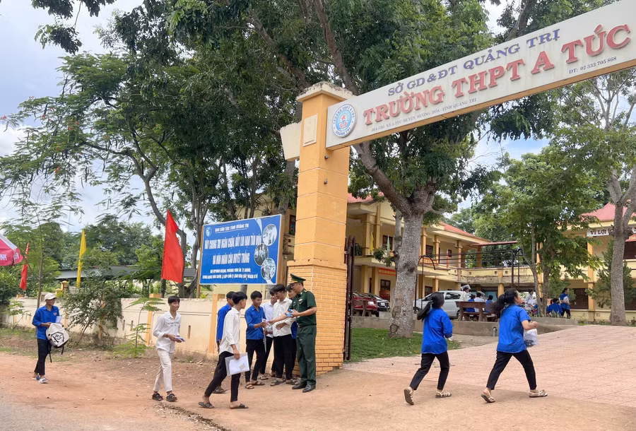 Điểm thi Trường THPT A Túc có khá đông học sinh Vân Kiều, hoàn cảnh khó khăn dự thi. Điểm thi Trường THPT A Túc có khá đông học sinh Vân Kiều, hoàn cảnh khó khăn dự thi.