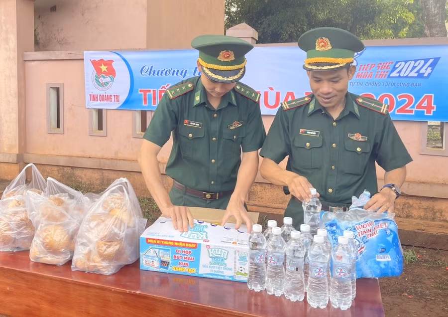 Tại điểm thi Trường THPT Hướng Phùng, một trong những điểm thi ở địa bàn xa nhất, có nhiều học sinh Vân Kiều dự thi, Đồn Biên phòng Hướng Phùng đã huy động cán bộ, chiến sĩ hỗ trợ thí sinh. Tại điểm thi Trường THPT Hướng Phùng, một trong những điểm thi ở địa bàn xa nhất, có nhiều học sinh Vân Kiều dự thi, Đồn Biên phòng Hướng Phùng đã huy động cán bộ, chiến sĩ hỗ trợ thí sinh.
