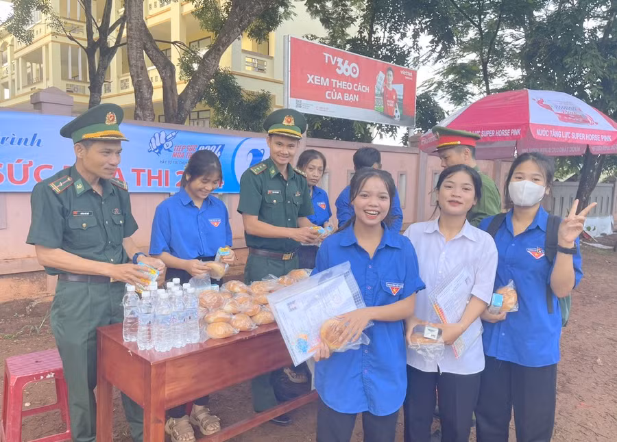 Thiếu tá Nguyễn Văn Bằng, Chính trị viên phó Đồn Biên phòng Hướng Phùng cho biết, tại kỳ thi này, Đồn huy động nguồn lực để hỗ trợ thí sinh khó khăn, thí sinh ở xa 50 suất ăn trưa, nhu yếu phẩm, bút, thước... Thiếu tá Nguyễn Văn Bằng, Chính trị viên phó Đồn Biên phòng Hướng Phùng cho biết, tại kỳ thi này, Đồn huy động nguồn lực để hỗ trợ thí sinh khó khăn, thí sinh ở xa 50 suất ăn trưa, nhu yếu phẩm, bút, thước...