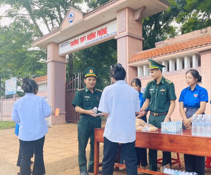 Trong ngày thi đầu tiên, để động viên tinh thần các sĩ tử miền núi Hướng Hóa, lực lượng Bộ đội biên phòng đã ra quân hỗ trợ thí sinh. Trong ngày thi đầu tiên, để động viên tinh thần các sĩ tử miền núi Hướng Hóa, lực lượng Bộ đội biên phòng đã ra quân hỗ trợ thí sinh.