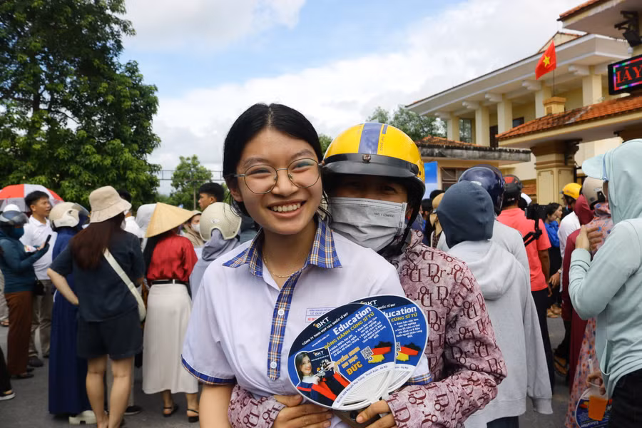 Thí sinh phấn khởi rời phòng thi vì làm được bài. Thí sinh phấn khởi rời phòng thi vì làm được bài.