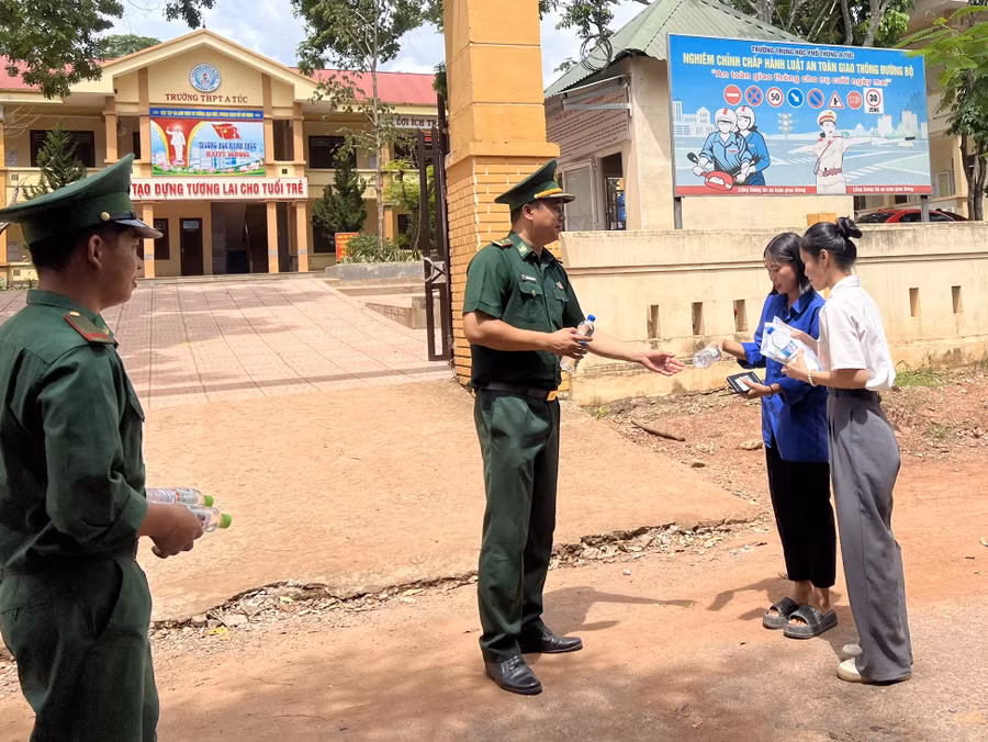 Nhiều năm nay, lực lượng Bộ đội biên phòng Thanh luôn đồng hành hỗ trợ thí sinh tham dự Kỳ thi tốt nghiệp THPT. Nhiều năm nay, lực lượng Bộ đội biên phòng Thanh luôn đồng hành hỗ trợ thí sinh tham dự Kỳ thi tốt nghiệp THPT.