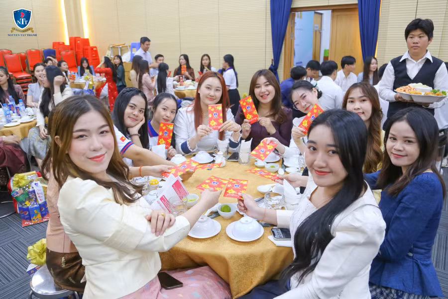Sinh viên quốc tế nhận những phần quà tết và phong bao lì xì đỏ từ Trường ĐH Nguyễn Tất Thành.