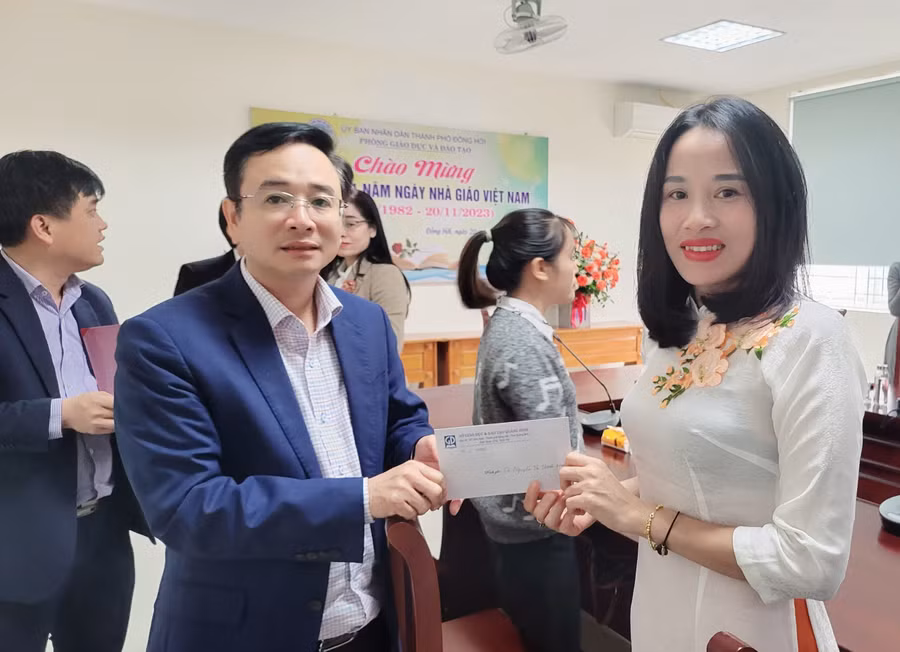 Ông Đặng Ngọc Tuấn, Giám đốc Sở GD&amp;ĐT Quảng Bình tặng quà đến các giáo viên ở TP Đồng Hới.