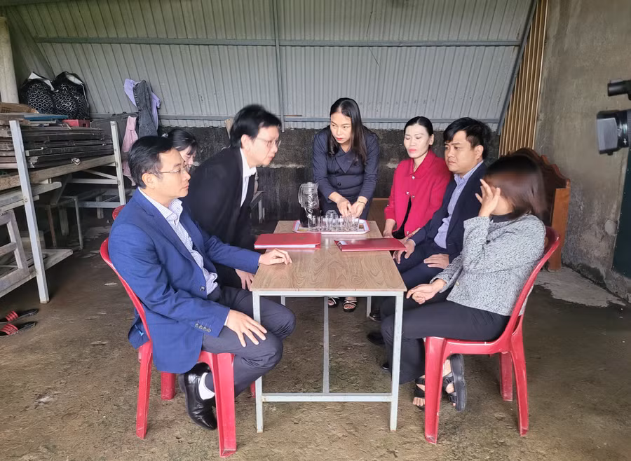Lãnh đạo Sở GD&amp;ĐT mủi lòng khi nghe cô Võ Thị Huyền Trang chia sẻ về hoàn cảnh gia đình mình.