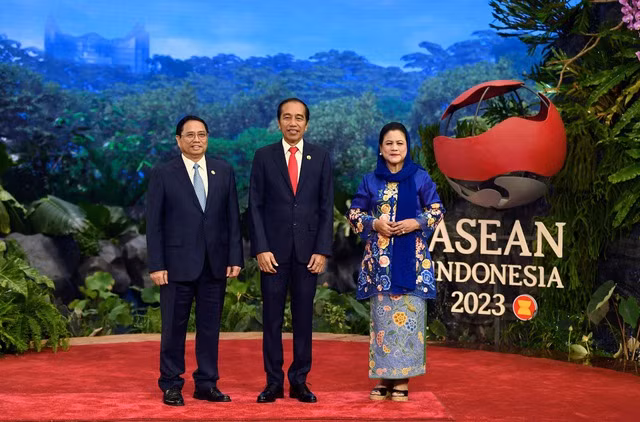 Tổng thống nước chủ nhà Indonesia Joko Widodo và Phu nhân đón Thủ tướng Chính phủ Phạm Minh Chính dự hội nghị - Ảnh: VGP/Nhật Bắc