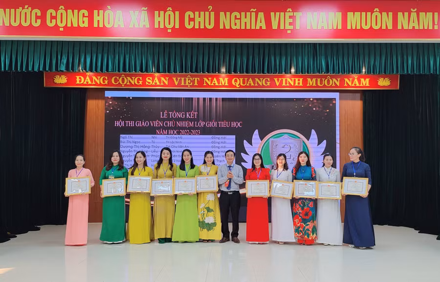Ông Đặng Ngọc Tuấn - Giám đốc Sở GD&ĐT Quảng Bình khen thưởng các giáo viên có thành tích cao trong hội thi.