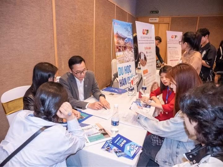 Một gian hàng tư vấn tại triển lãm du học Nhật Bản – Hàn Quốc – Đài Loan được ICOGroup tổ chức tại Hà Nội