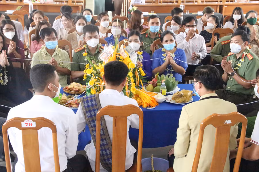 Còn Tết Bunpimay được xem là Lễ hội có ý nghĩa đem lại sự mát mẻ, phồn vinh cho vạn vật, thanh khiết cho cuộc sống con người. Bunpimay còn được gọi là hội té nước. Trong lễ này người dân Lào có quan niệm té nước là để tẩy rửa những gì không tốt, không may mắn trong năm cũ với mong muốn năm mới có nhiều điều may mắn và hạnh phúc hơn.