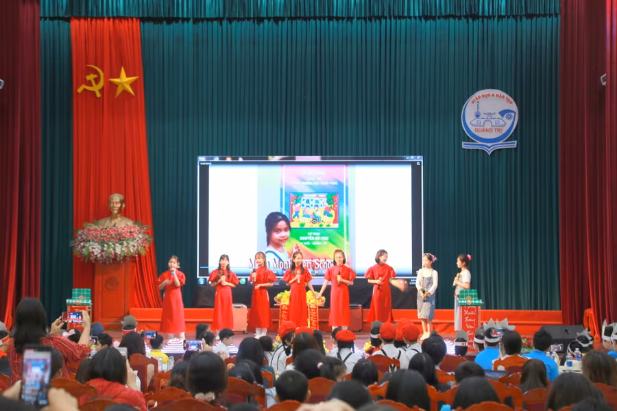 Học sinh tiểu học tranh tài về môn tiếng Anh. Học sinh tiểu học tranh tài về môn tiếng Anh.