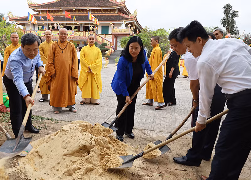 Trưởng ban Dân vận Trung ương trồng cây lưu niệm tại chùa Đại Giác, tỉnh Quảng Bình. Trưởng ban Dân vận Trung ương trồng cây lưu niệm tại chùa Đại Giác, tỉnh Quảng Bình.