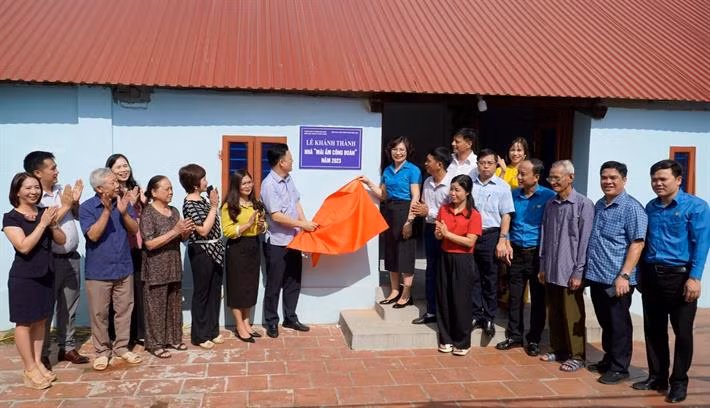 Gia đình thầy giáo Nguyễn Anh Tú đón nhận "Mái ấm công đoàn".