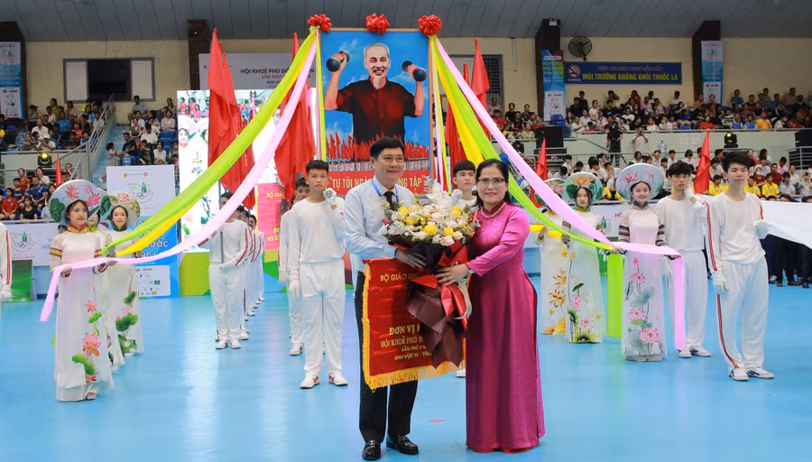 Thứ trưởng Bộ GD&ĐT Nguyễn Thị Kim Chi trao cờ cho đơn vị đăng cai HKPĐ toàn quốc khu vực IV. (Ảnh: TT) Thứ trưởng Bộ GD&ĐT Nguyễn Thị Kim Chi trao cờ cho đơn vị đăng cai HKPĐ toàn quốc khu vực IV. (Ảnh: TT)