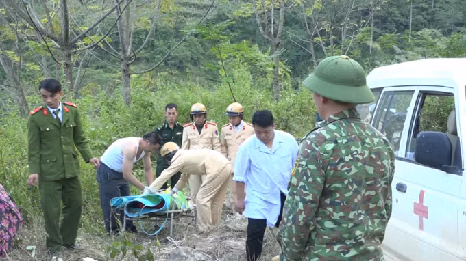 Ủy ban ATGT Quốc gia chỉ đạo cơ quan chức năng khẩn trương điều tra, xác minh làm rõ nguyên nhân vụ tai nạn, xử lý nghiêm trách nhiệm của lái xe và chủ sở hữu xe ô tô. Ảnh: Báo HG