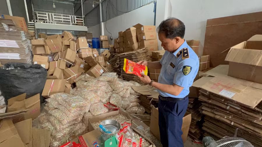 Nhiều kho, xưởng đang "hô biến" kẹo ko rõ nguồn gốc thành kẹo Nhật Bản để bán ra thị trường.