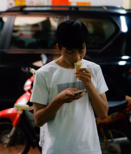Ruoc hoa vi thoi quen su dung dien thoai trong bua an - Anh 2