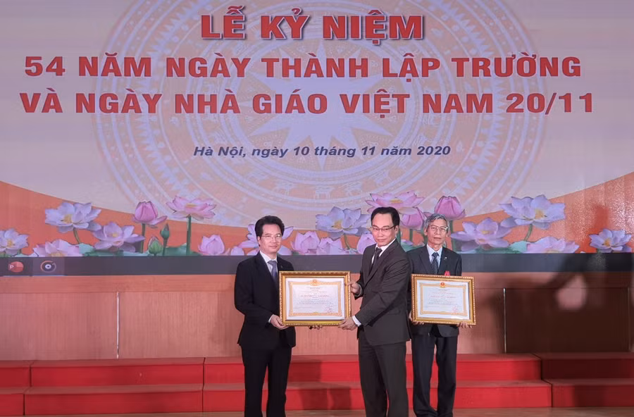 Thứ trưởng trao Huân chương Lao động hạng Ba của Chủ tịch nước tặng thưởng cho cá nhân của Trường ĐH Mỏ - Địa chất