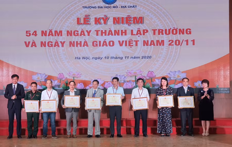 Nhân dịp này, nhiều tập thể và cá nhân được vinh danh khen thưởng