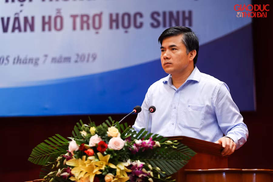 Ông Bùi Văn Linh phát biểu tại Hội thảo, tập huấn triển khai công tác xã hội trong trường học và các hoạt động tư vấn hỗ trợ học sinh Ông Bùi Văn Linh phát biểu tại Hội thảo, tập huấn triển khai công tác xã hội trong trường học và các hoạt động tư vấn hỗ trợ học sinh