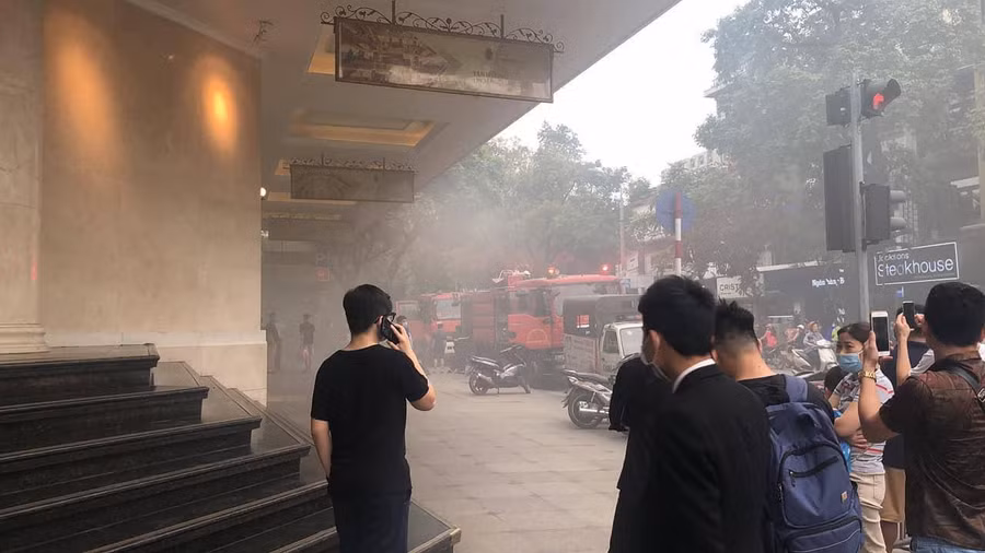 Khói đen từ vụ cháy bao trùm khu phố.