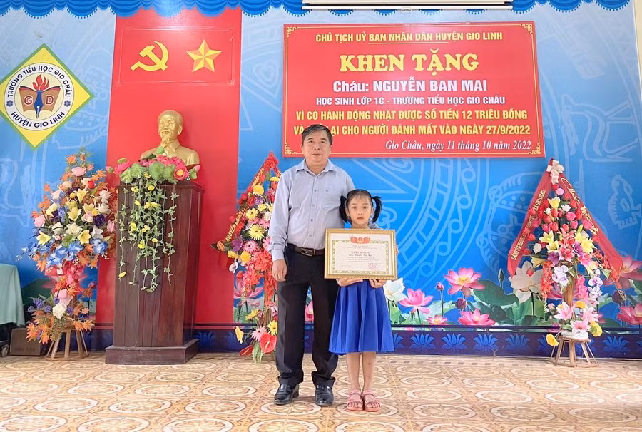 Lãnh đạo Phòng GD&ĐT huyện Gio Linh cũng trao giấy khen của UBND huyện Gio Linh để tuyên dương học sinh.