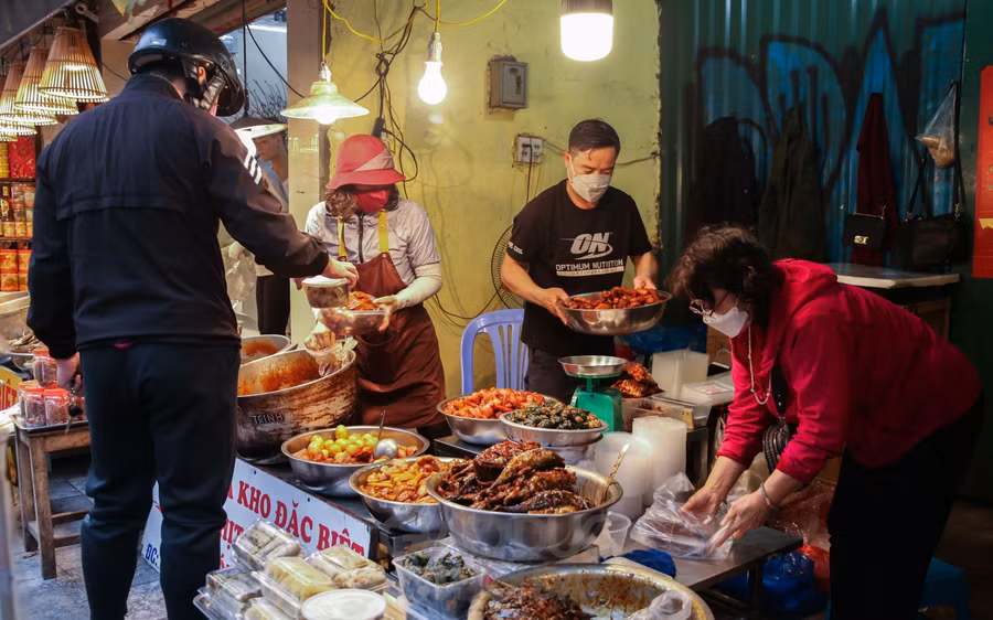 Cửa hàng cá kho nục, thịt kho lâu đời tại khu chợ nhà giàu cũng được nhiều người ghé mua để cho vào mâm cơm ngày Rằm.