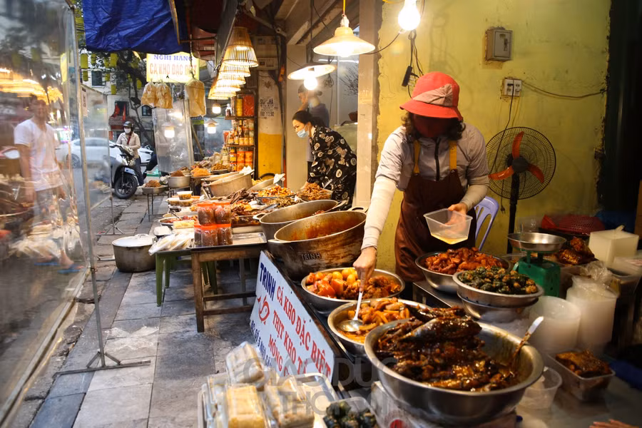 Cá được kho trong nồi lớn nhưng thịt vẫn chắc, là món ăn hoàn hảo trong tiết trời mưa lạnh tại Hà Nội….