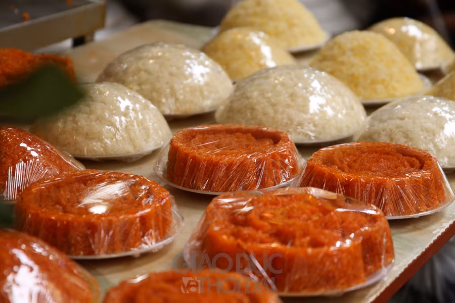 Không chỉ có gà cúng, tại khu chợ này còn bán gần như tất cả những món phục vụ cho mâm cỗ ngày Tết, tối thiểu mỗi người đến đây sắm những món như gà luộc kèm theo xôi...