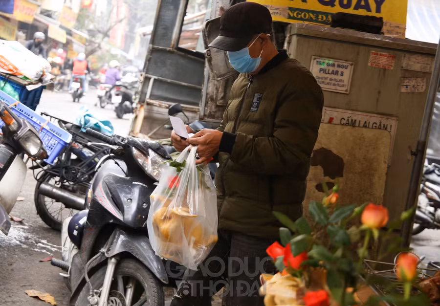 Trong thời điểm dịch bệnh còn diễn biến phức tạp, nhiều khách hàng lựa chọn đặt trước và gọi giao gà về tận nhà.
