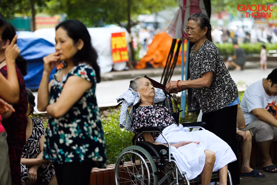 Những người cao tuổi trong chung cư được hàng xóm giúp đỡ đưa xuống dưới sân ngay khi có báo cháy