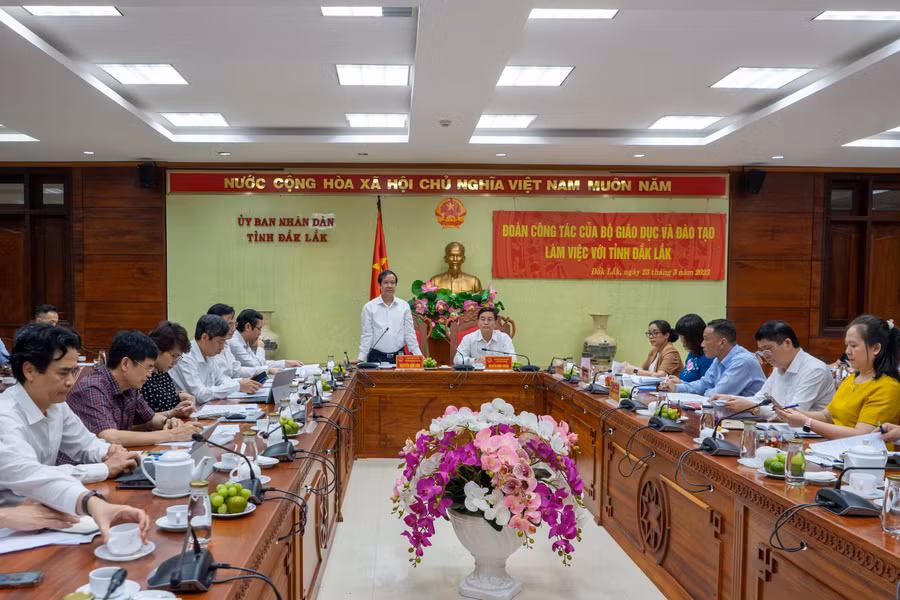 Bộ Trưởng Nguyễn Kim Sơn mong muốn tỉnh Đắk Lắk tiếp tục quan tâm để giáo dục ngày càng phát triển.