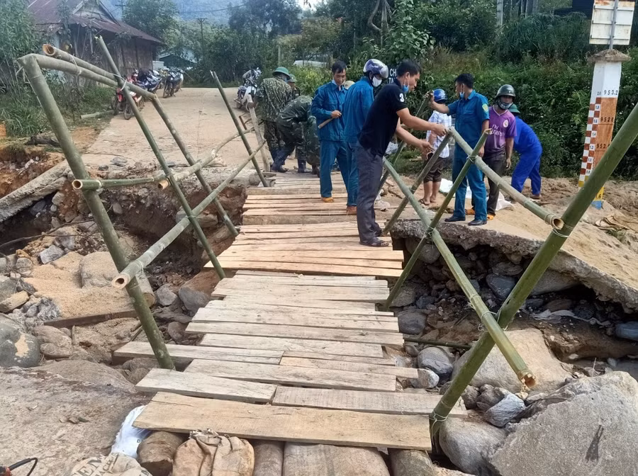 Lực lượng chức năng xã Mường Hoong làm cây cầu tạm để người dân và học sinh an toàn khi di chuyển qua lại.